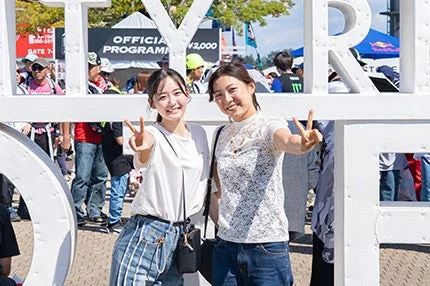 女性二人組の屋外イベント写真