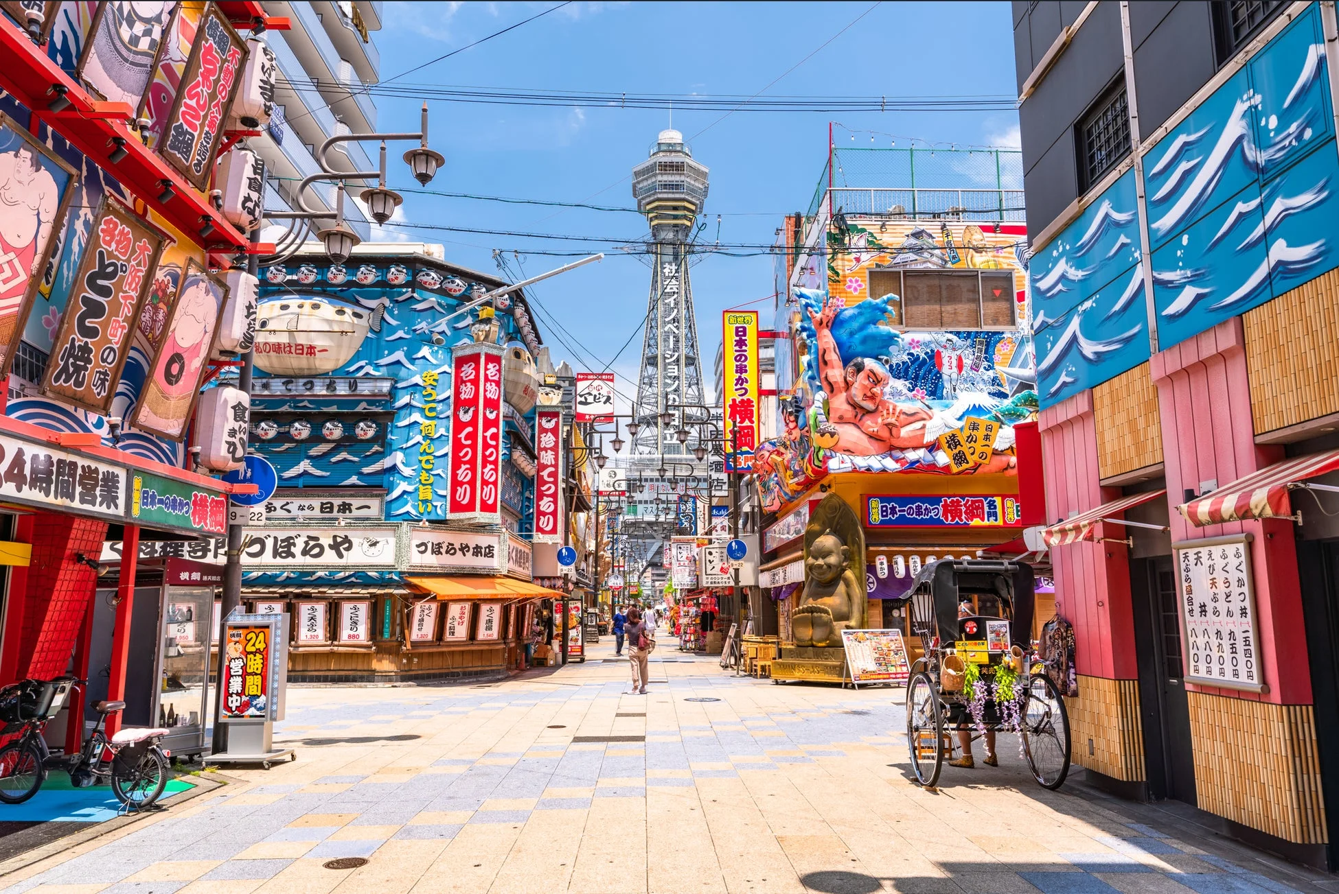 大阪 新世界の賑やかな街並み