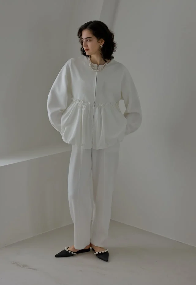 白セットアップの全身ルック