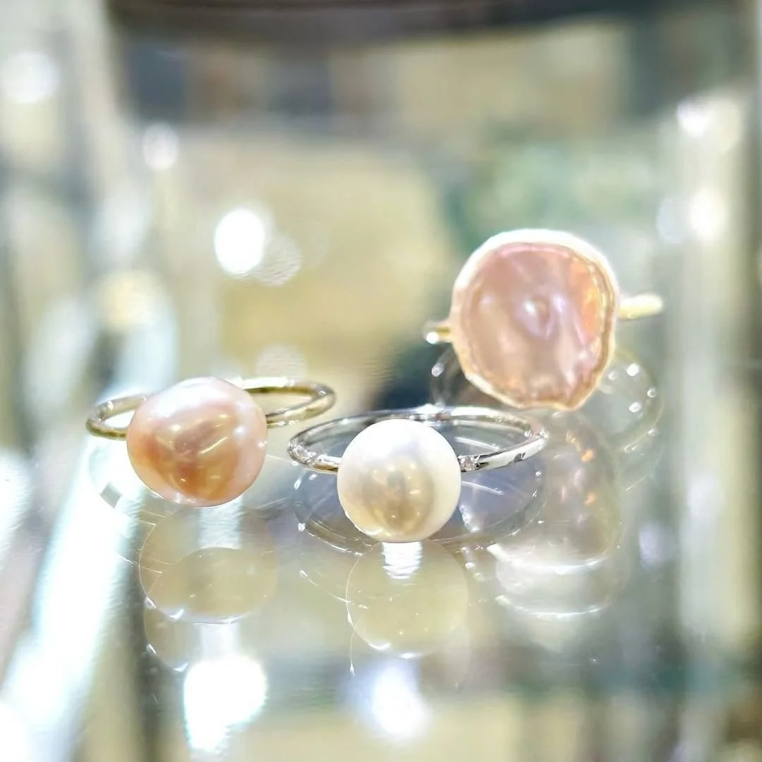 光を反射する表面に並べられた3つのパールリング