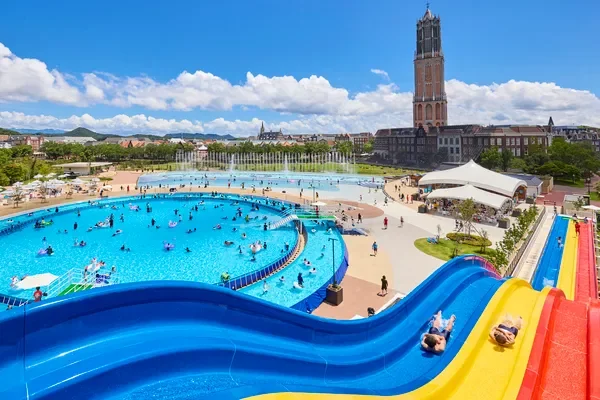 ウォーターパーク,プール,ウォータースライダー,夏,レジャー,屋外,賑やか,晴れ,ハウステンボス,家族向け