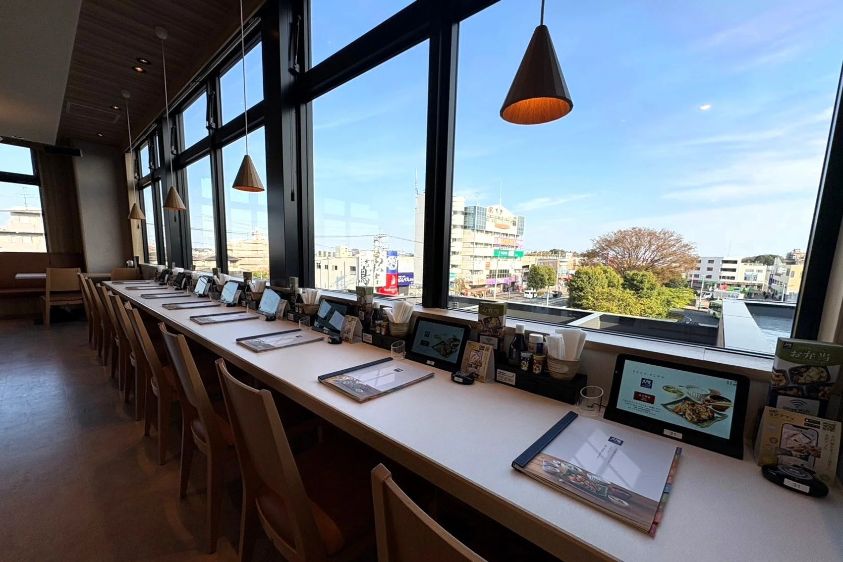 窓から景色が望めるカウンター席