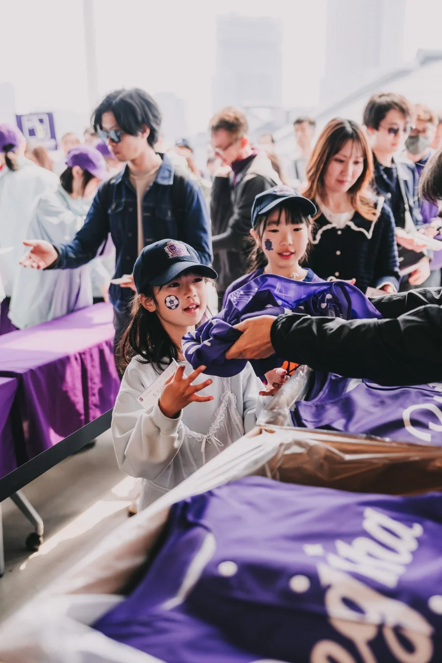 シャツを受け取る子供たち