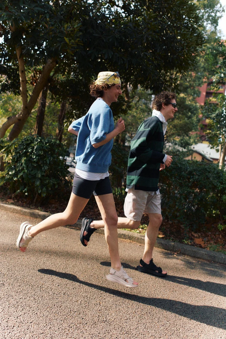 公園でジョギングする男女