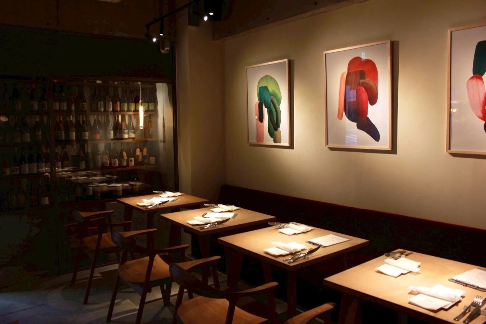 落ち着いた照明のレストラン店内