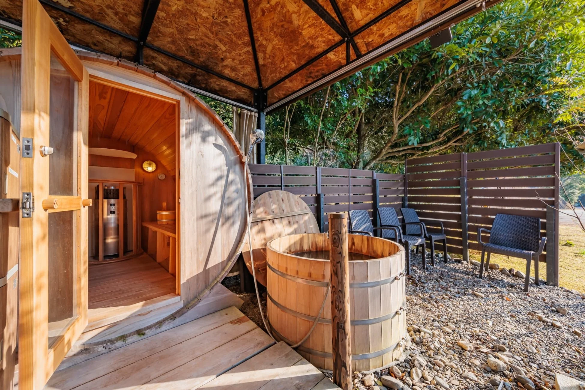 自然の中に設置されたバレルサウナと木製の水風呂