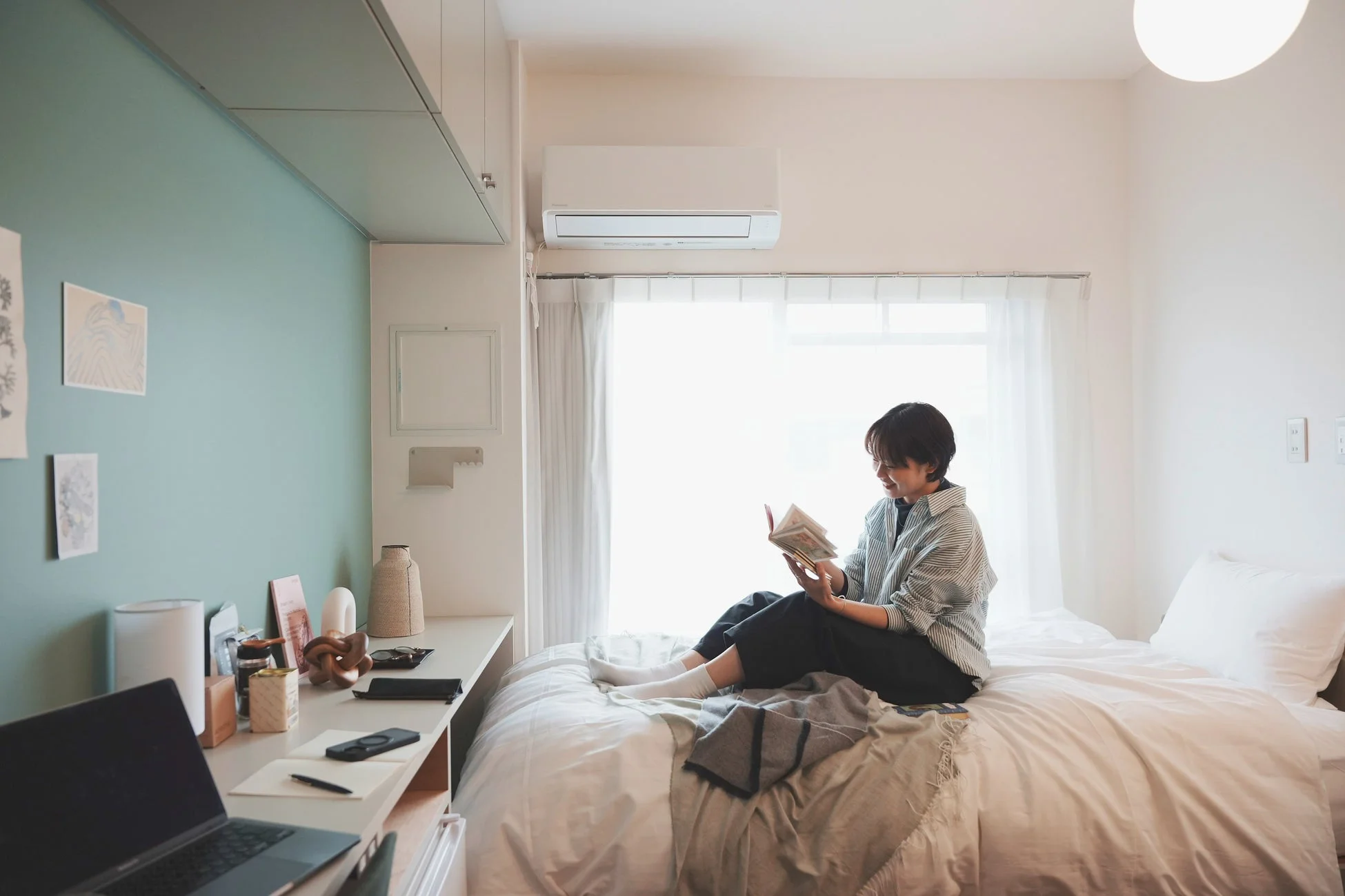 女性がベッドで本を読む