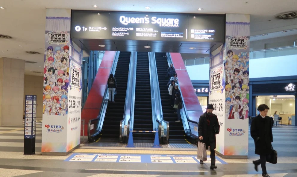 横浜のクイーンズスクエア内のエスカレーターと周辺の様子を捉えた画像