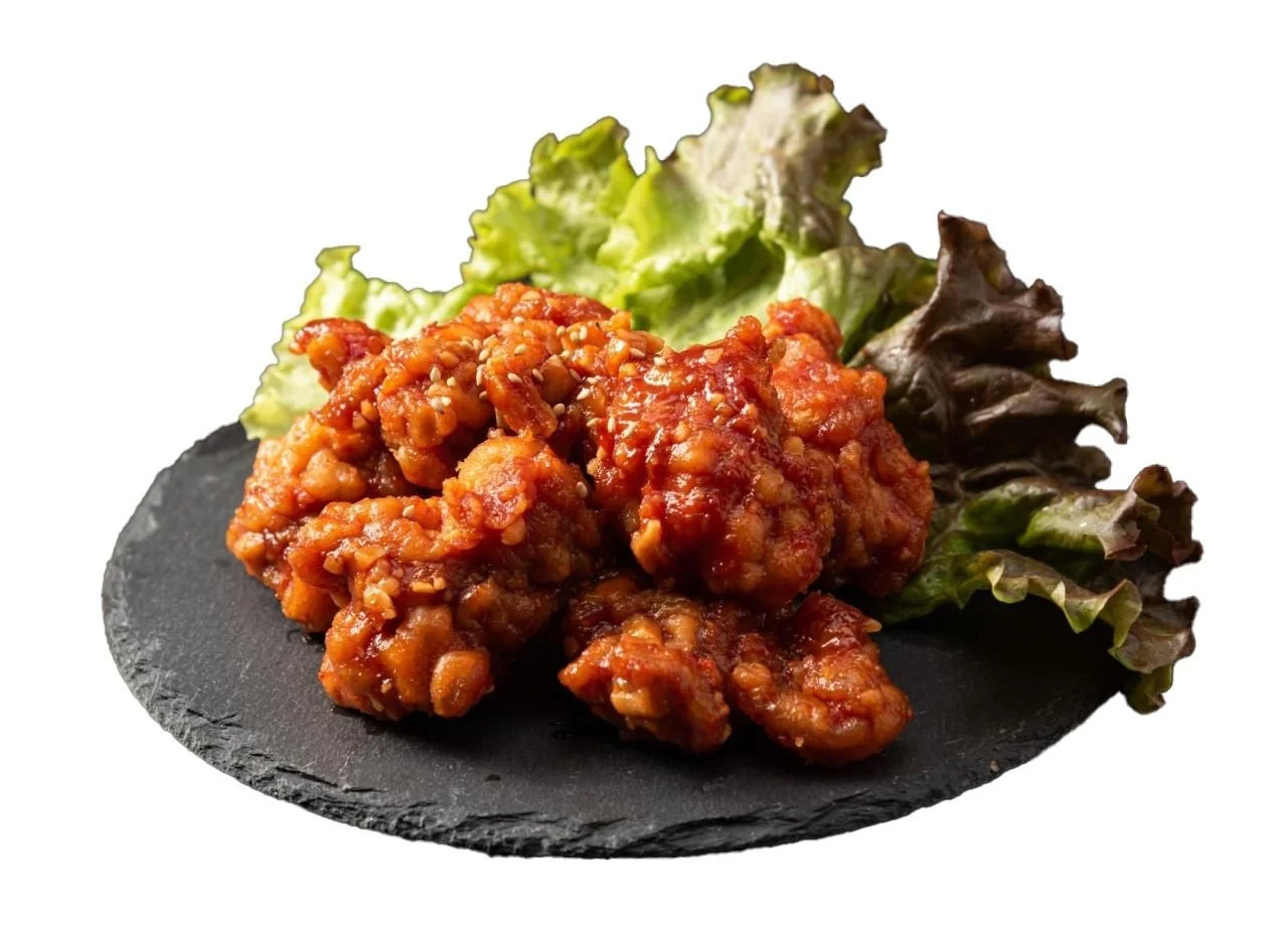 甘辛いタレで絡めたヤンニョムチキン