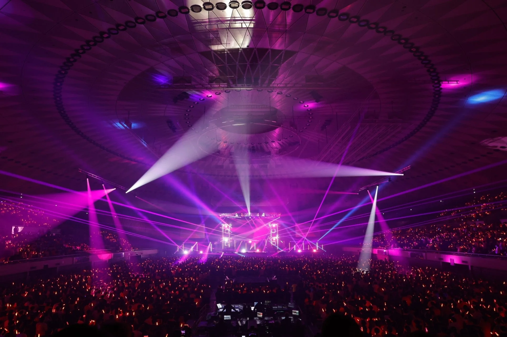 ライブ会場のフィナーレで光に包まれる観客