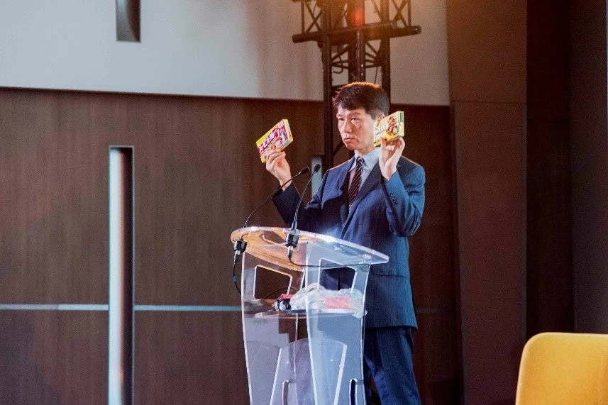 商品をプレゼンテーションする井上岳久氏