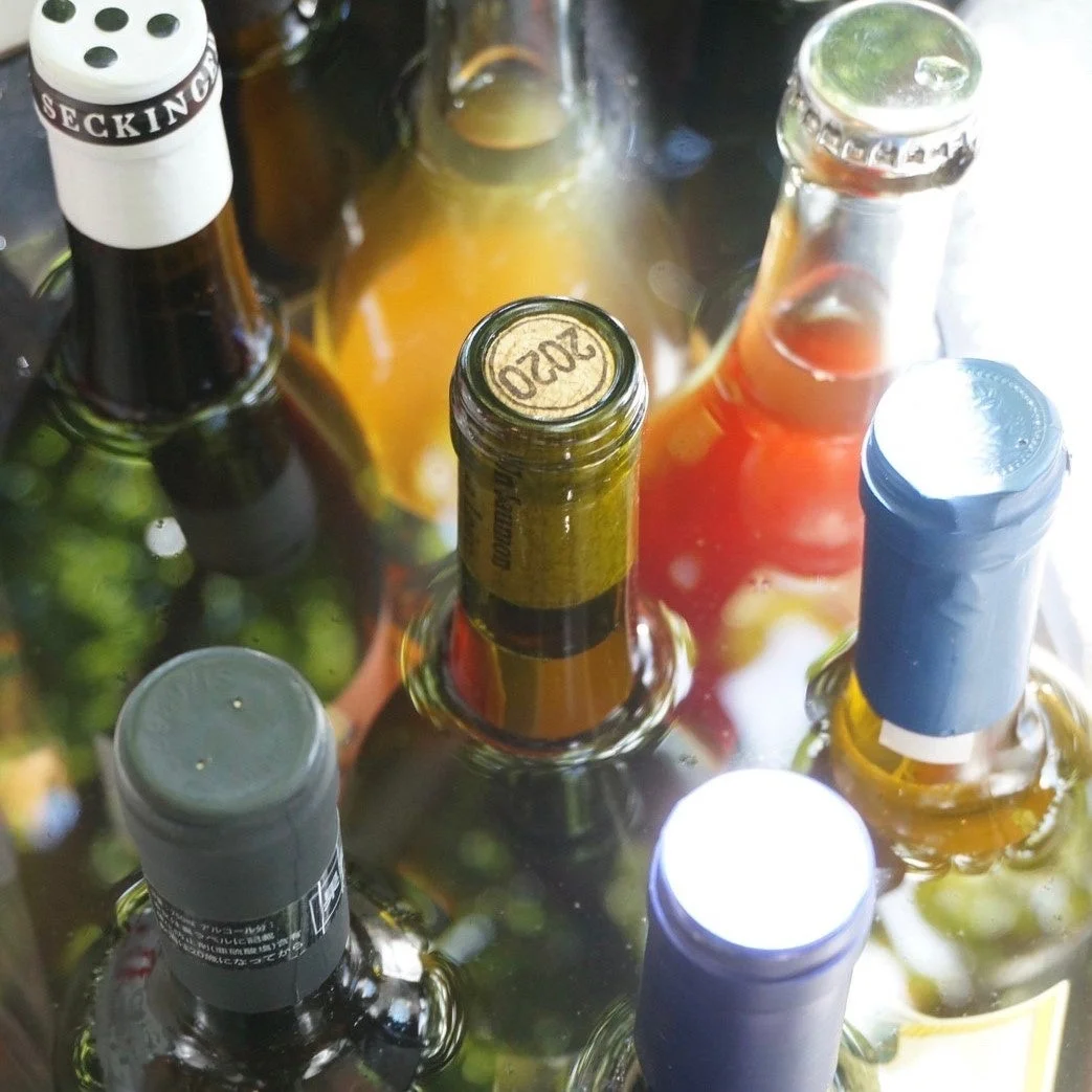 様々なボトル飲料が並べられた様子