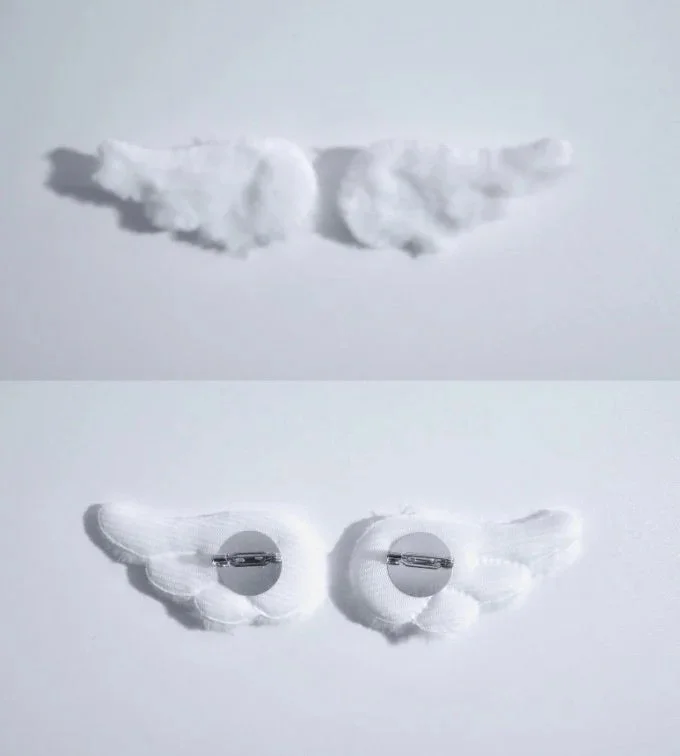 白い天使の羽根の形をしたブローチ