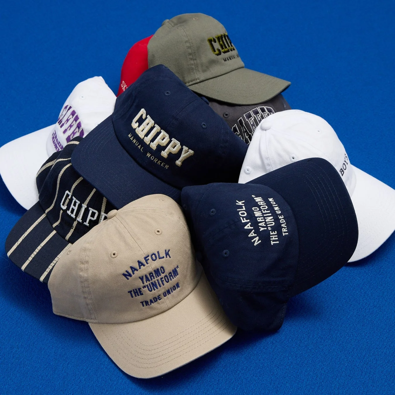 様々な色とデザインのキャップ