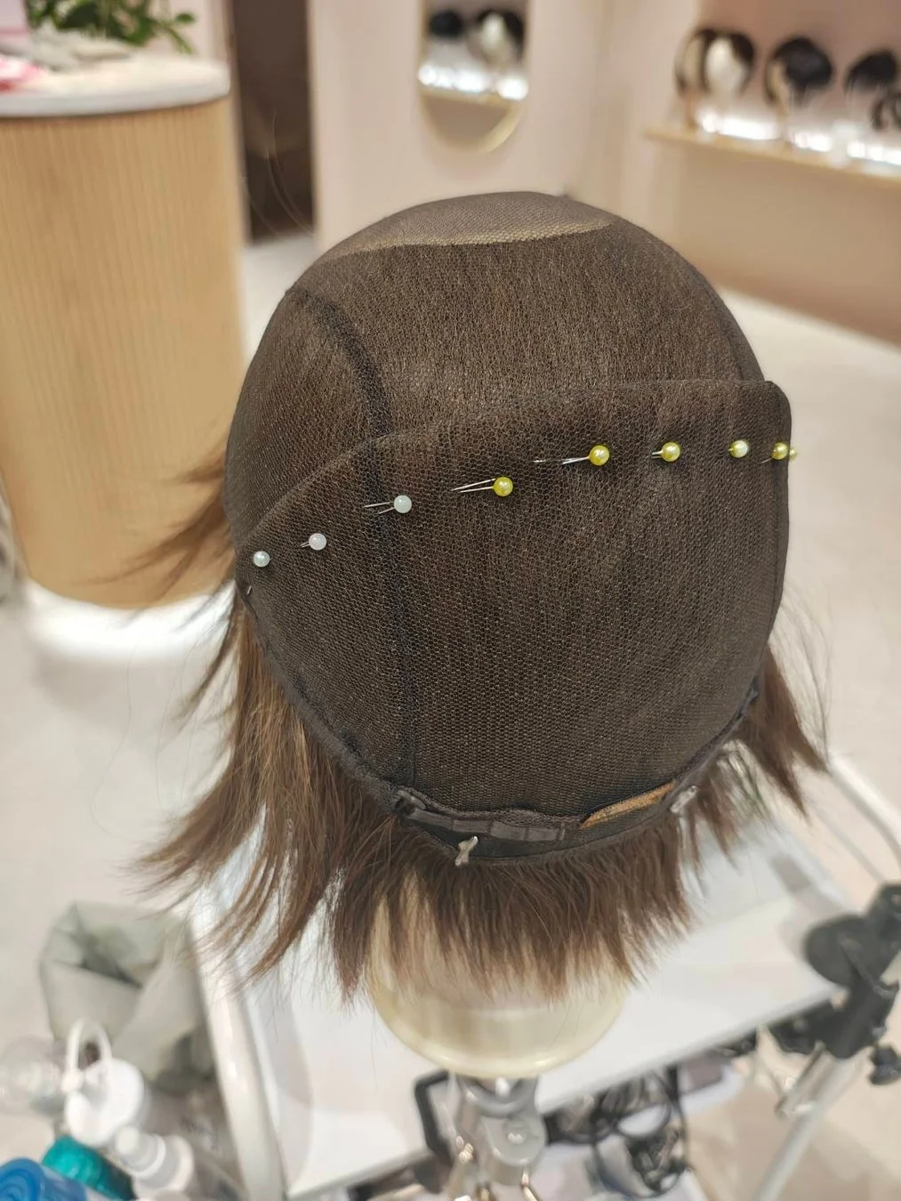 ウィッグの調整作業の様子