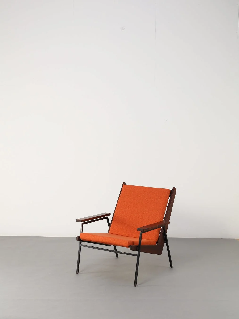 オレンジ色のファブリックとダークウッドのフレームが特徴的なアームチェア