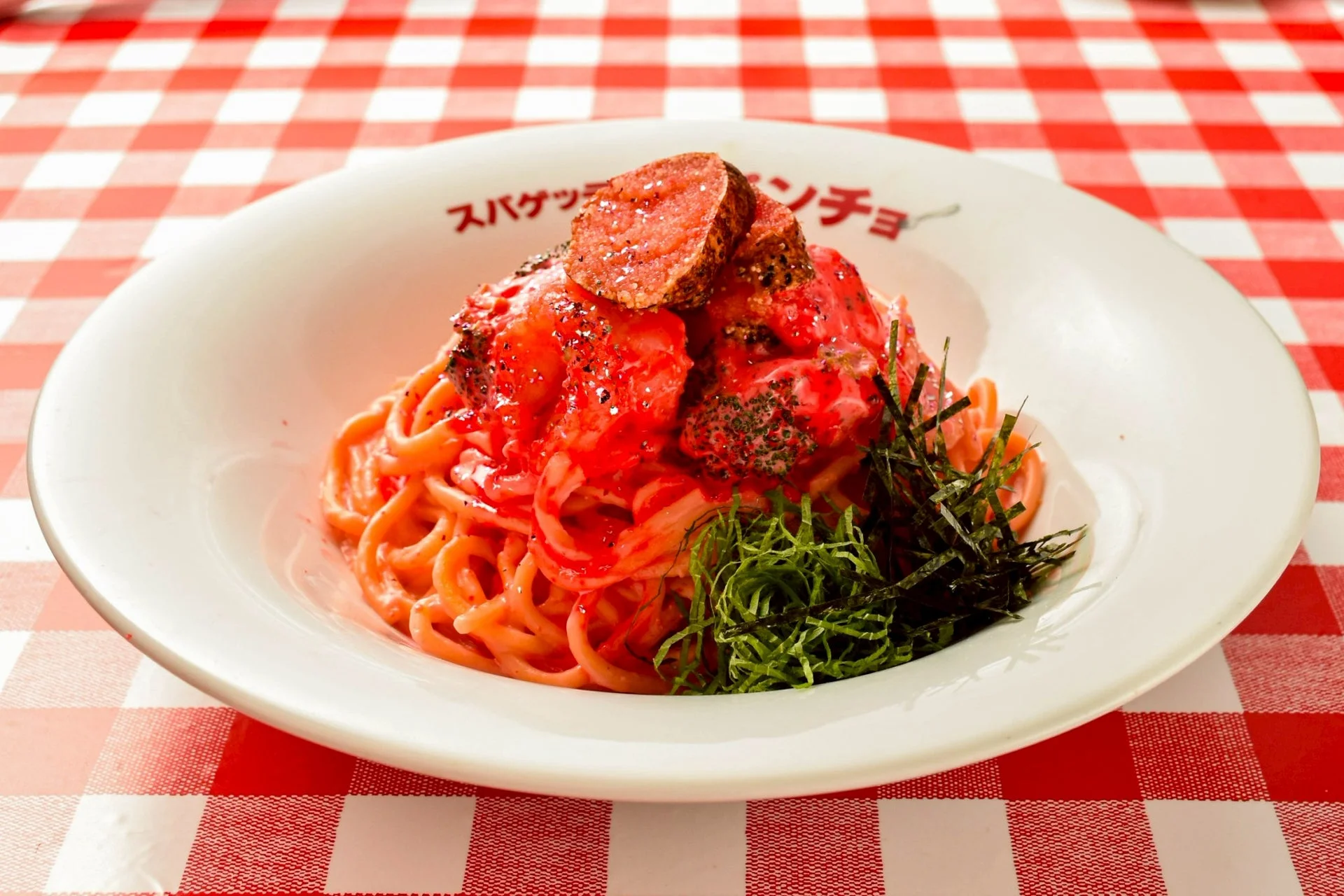 明太子のような赤いソースのスパゲッティ