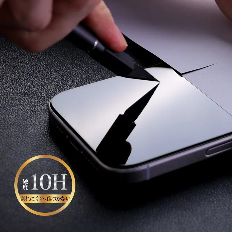 10H硬度、割れにくい・傷つかないを示すカッターとスマホ