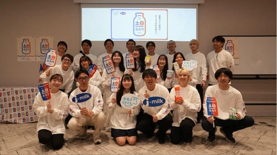 多くの若者が笑顔で集合写真