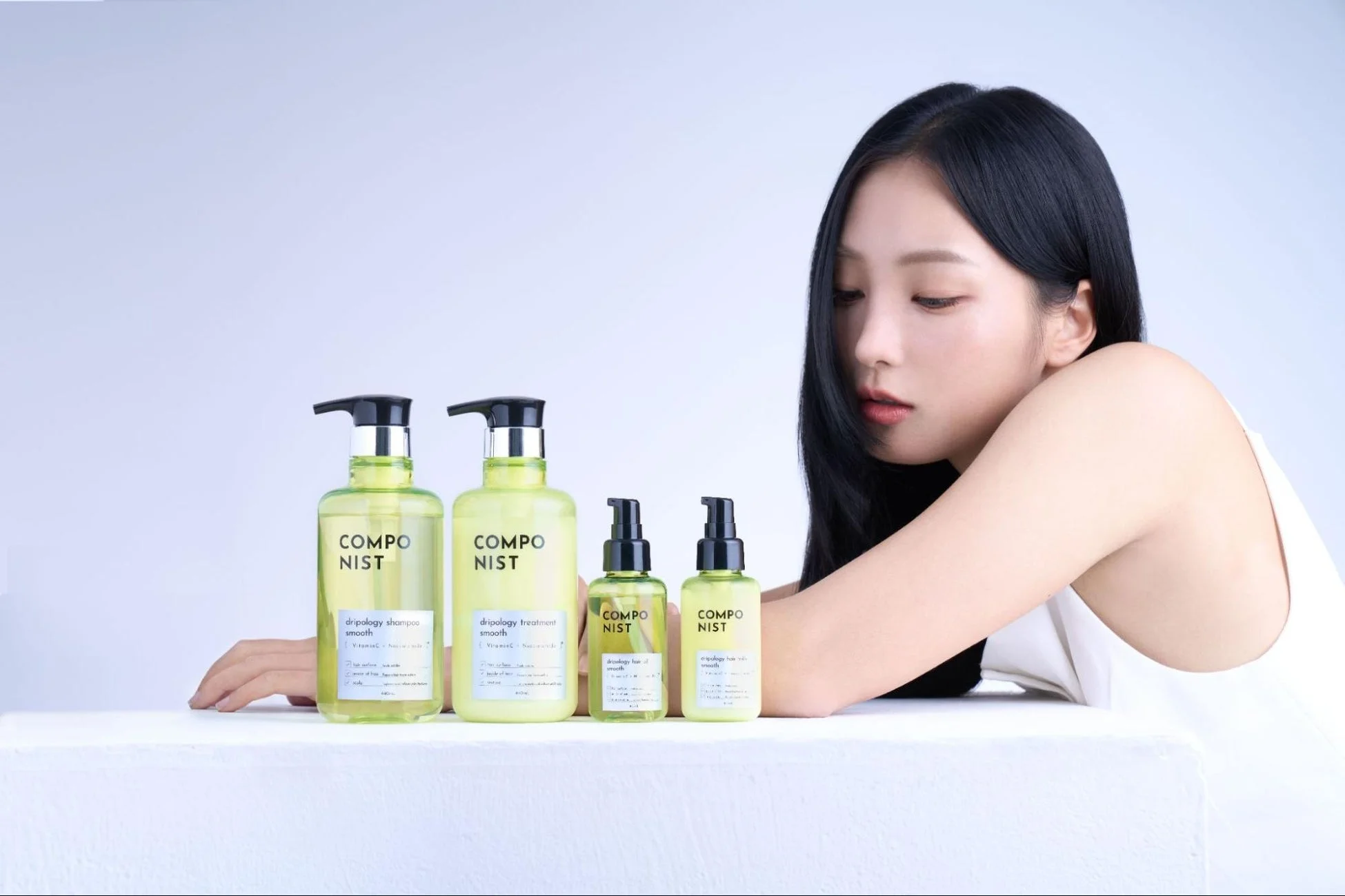 COMPONIST製品と女性モデル