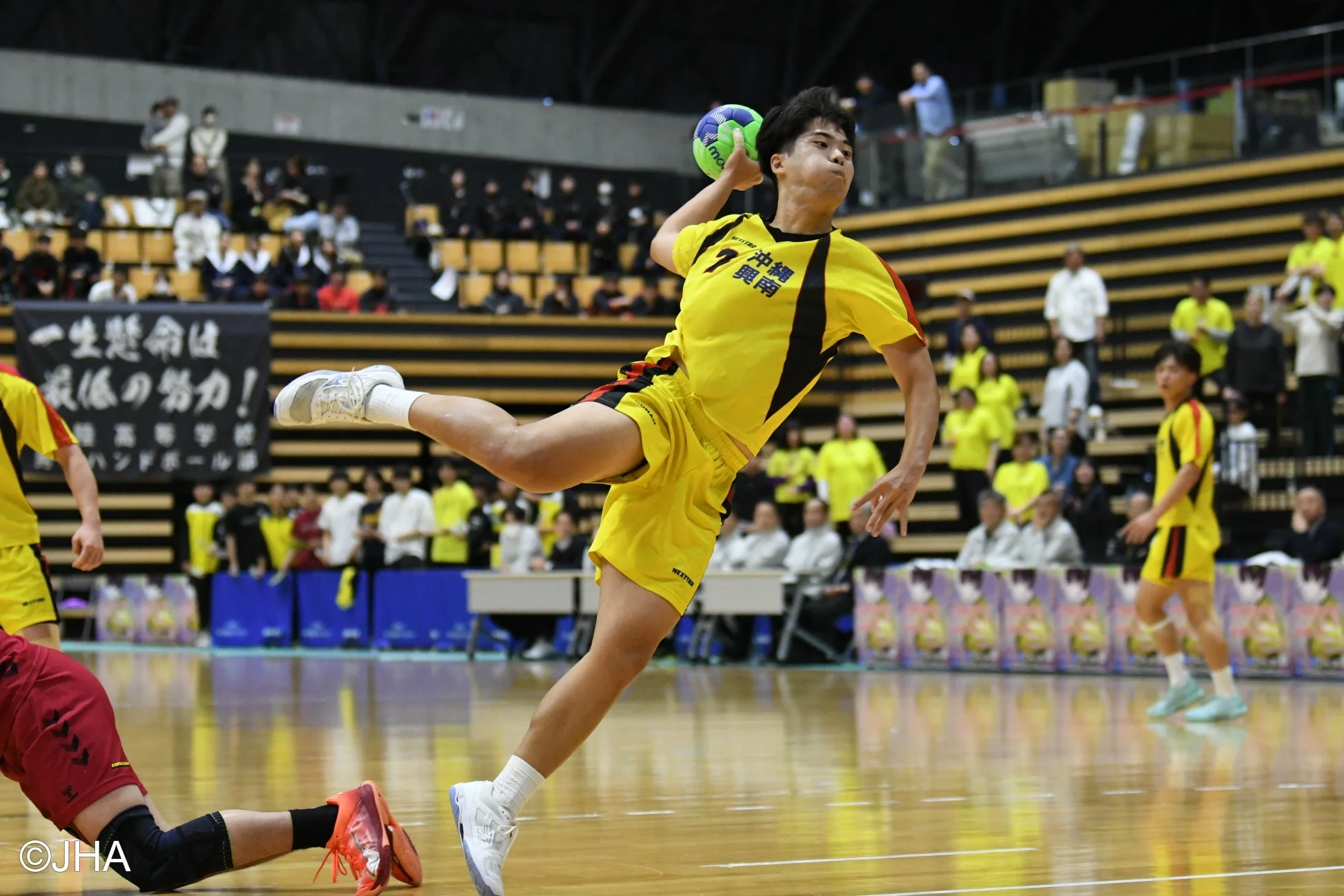 男子選手がシュートを放つ瞬間