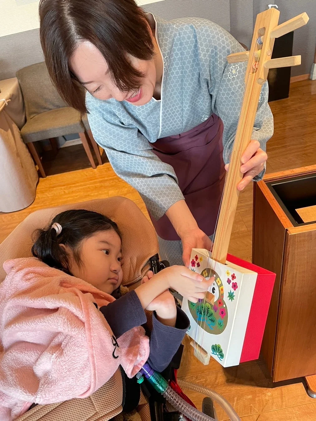 車椅子に座る子供と女性