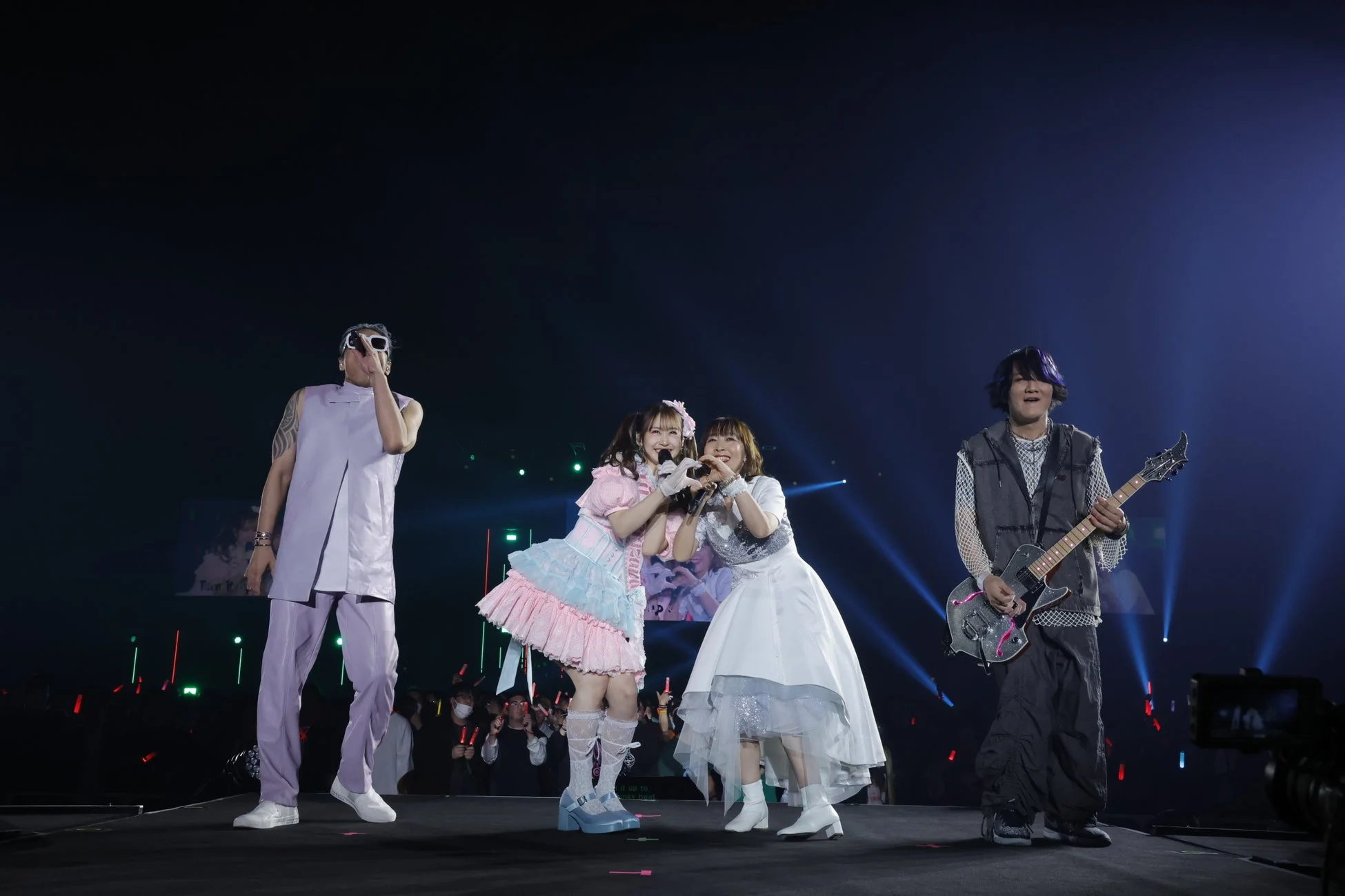 ライブステージでパフォーマンスを行う芹澤優 feat. MOTSUとangela