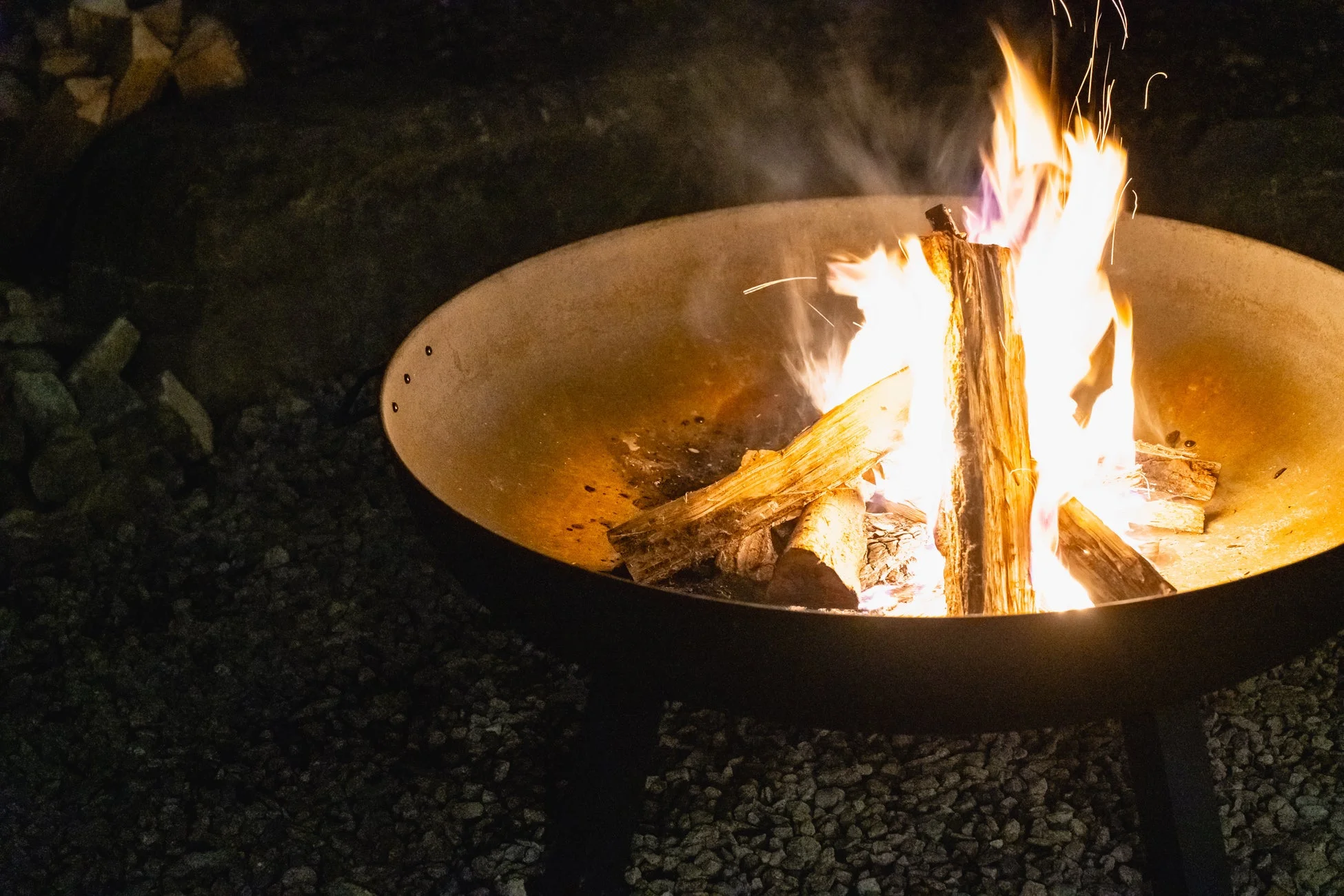 夜の屋外で燃え盛る焚き火