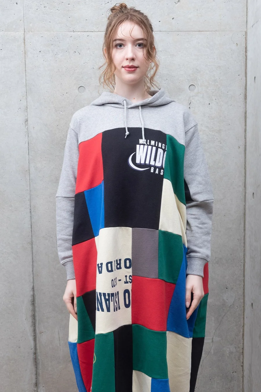 女性モデル、パッチワークパーカーワンピース