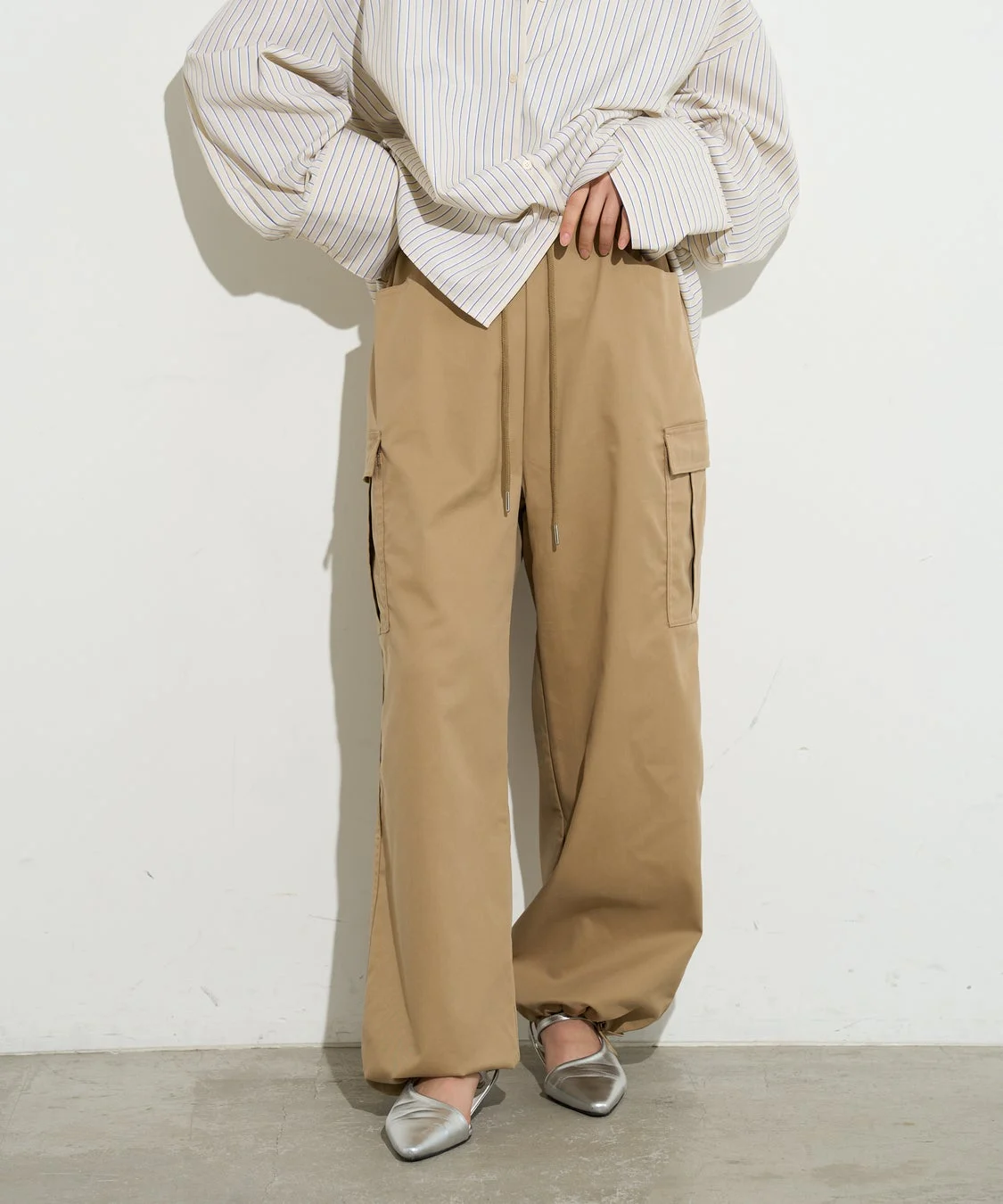 B-DAY STORE ワイドカーゴパンツを着用した女性モデル