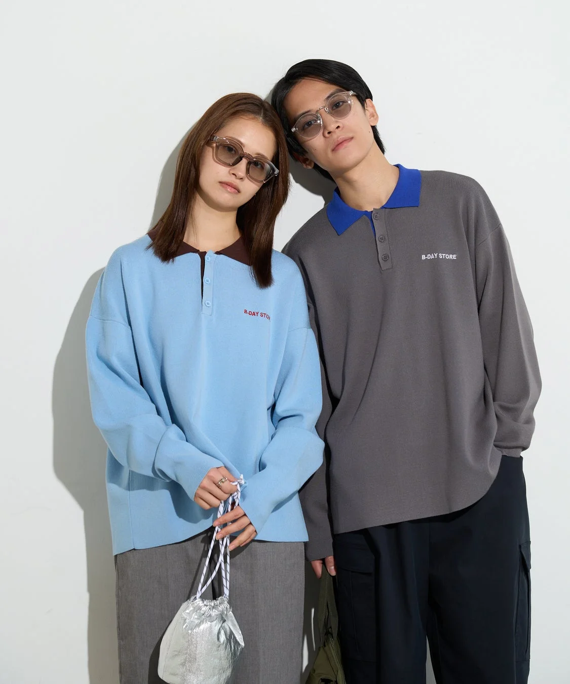 B-DAY STORE バイカラーポロニットを着用したカップルモデル