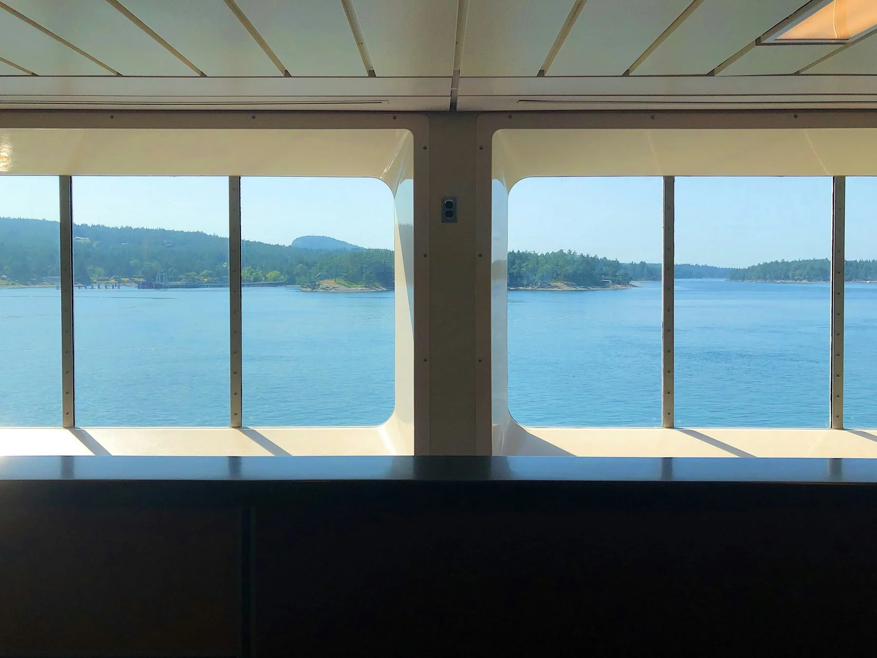 船の窓から見た海と島