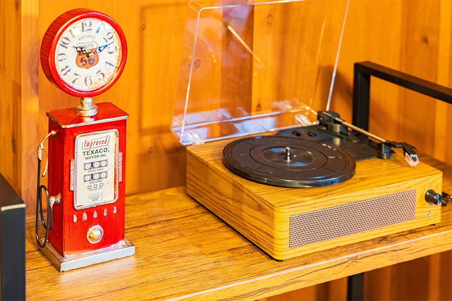 ヴィンテージルームのレトロなレコードプレーヤー