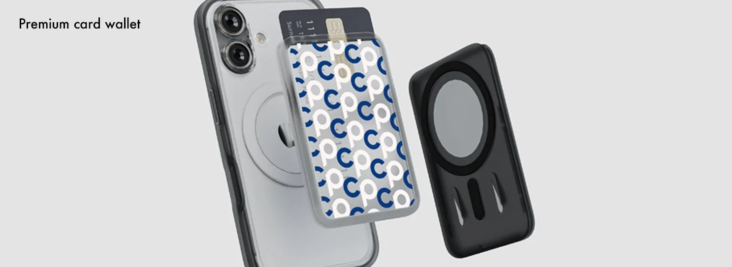 iPhoneのクリアケースにMagSafe対応のカードウォレットが装着されており、隣には別のMagSafeアクセサリーが置かれています。