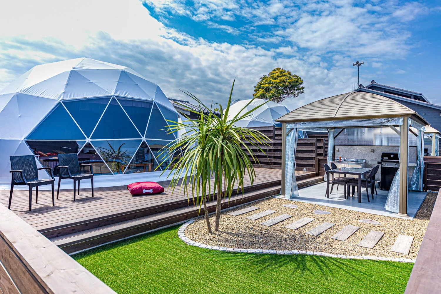 グランピングドームとバーベキュー設備