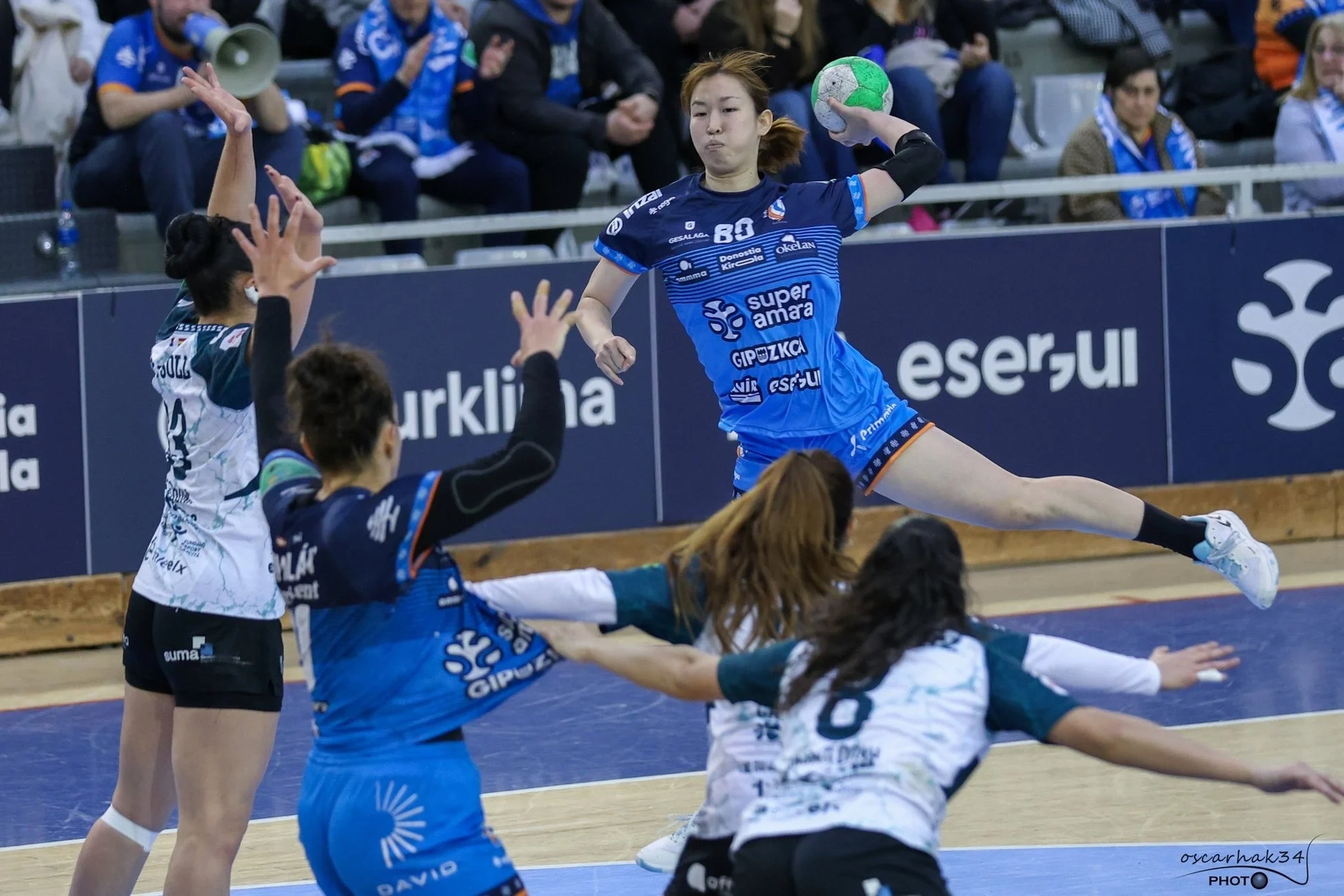 ハンドボールの試合中の石川選手