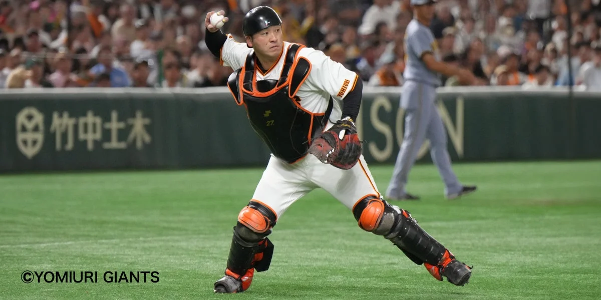 ボールを投げようとするキャッチャー岸田行倫選手