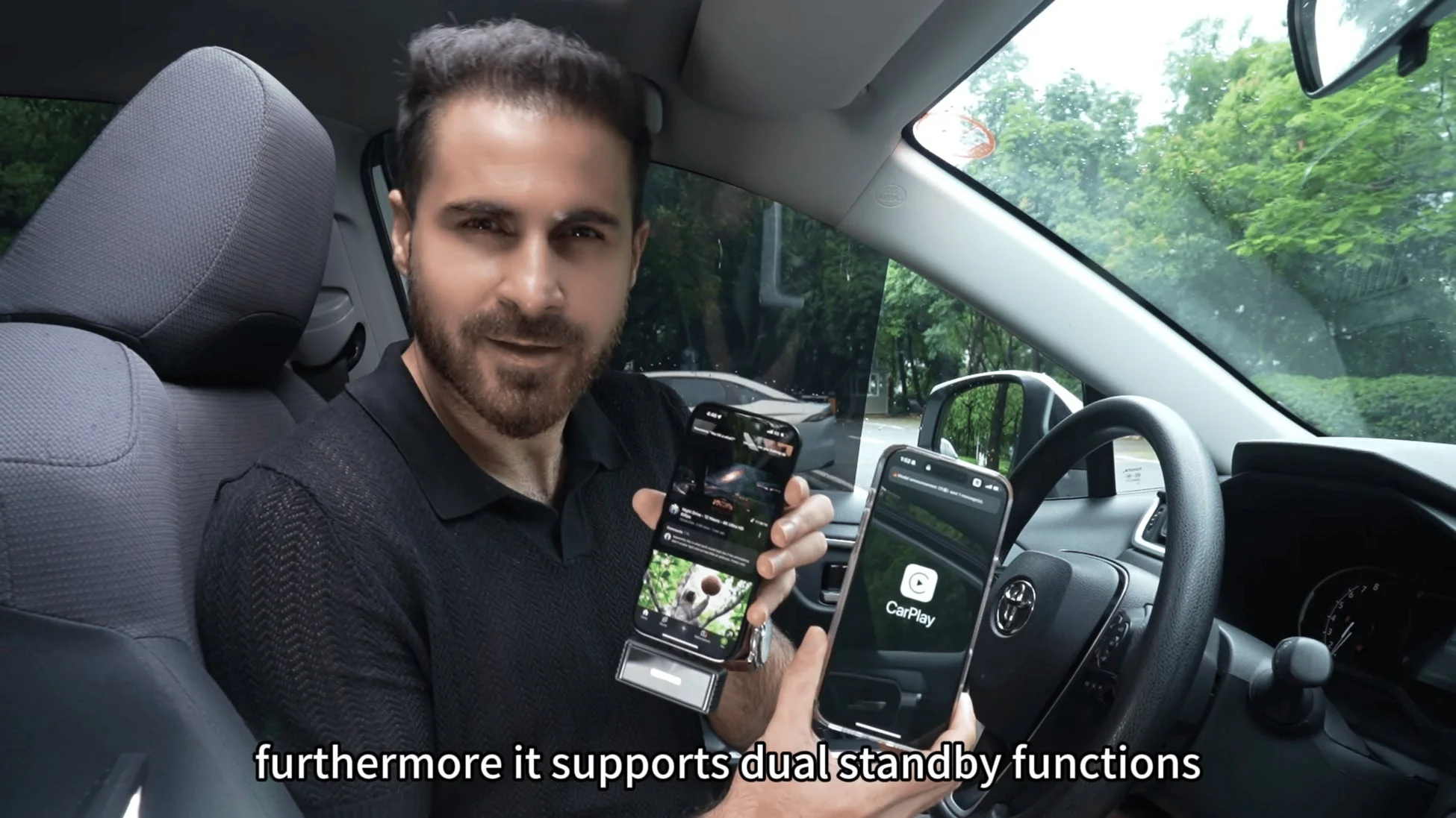 男性がCarPlayについて説明