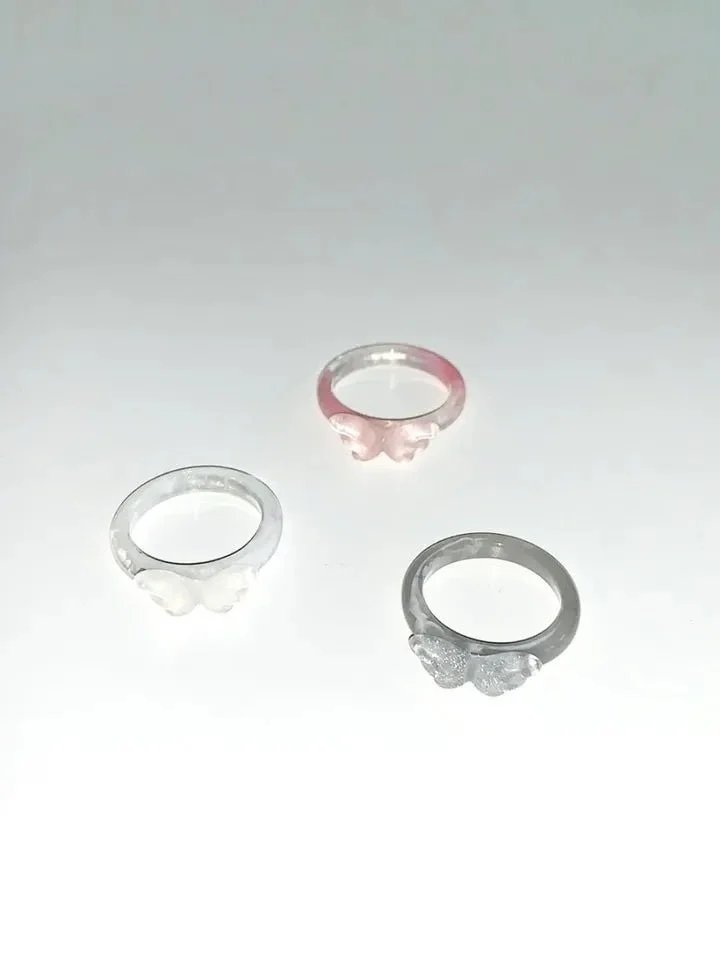 蝶のモチーフが付いた指輪