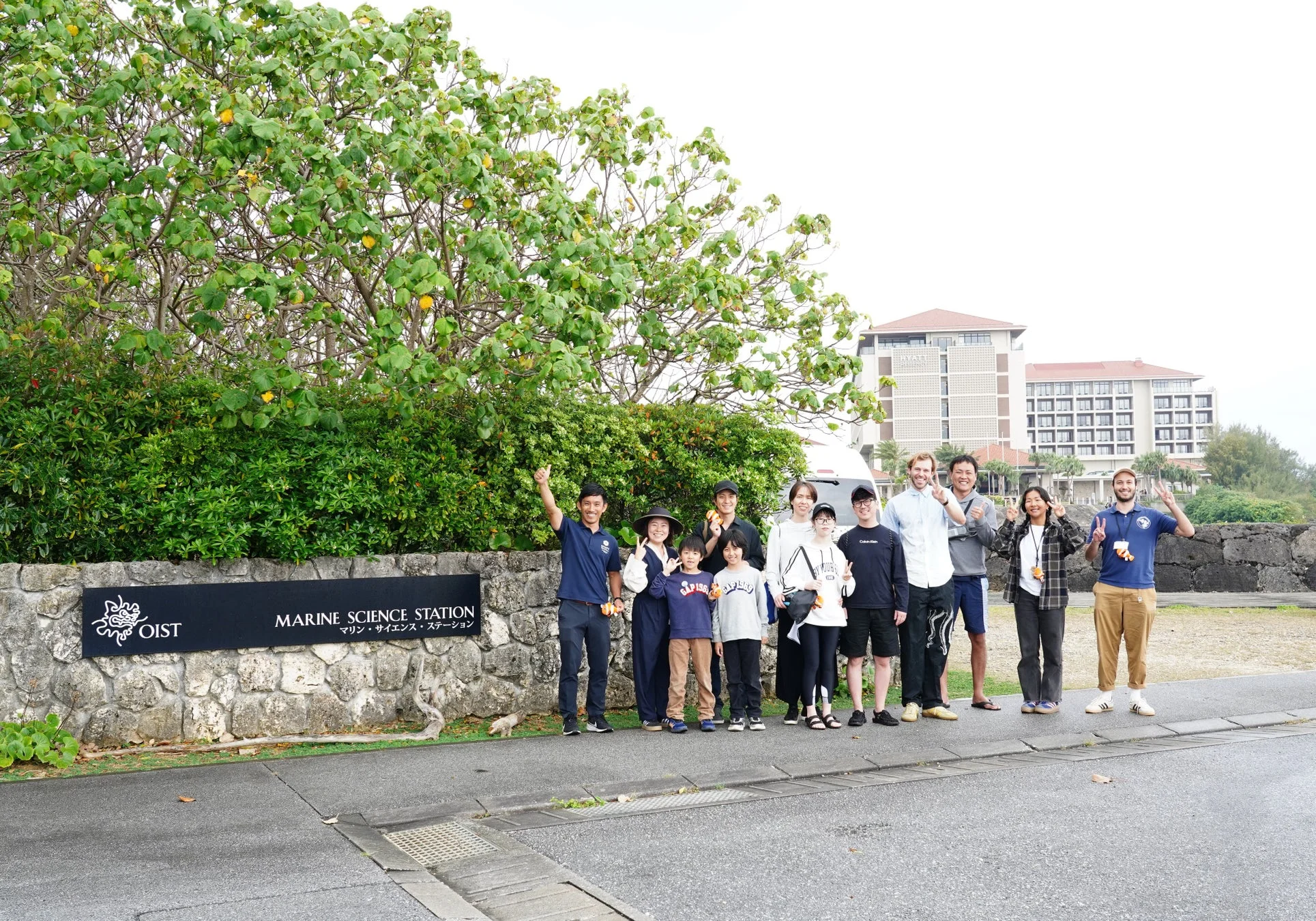 OISTマリン・サイエンス・ステーション前での集合写真