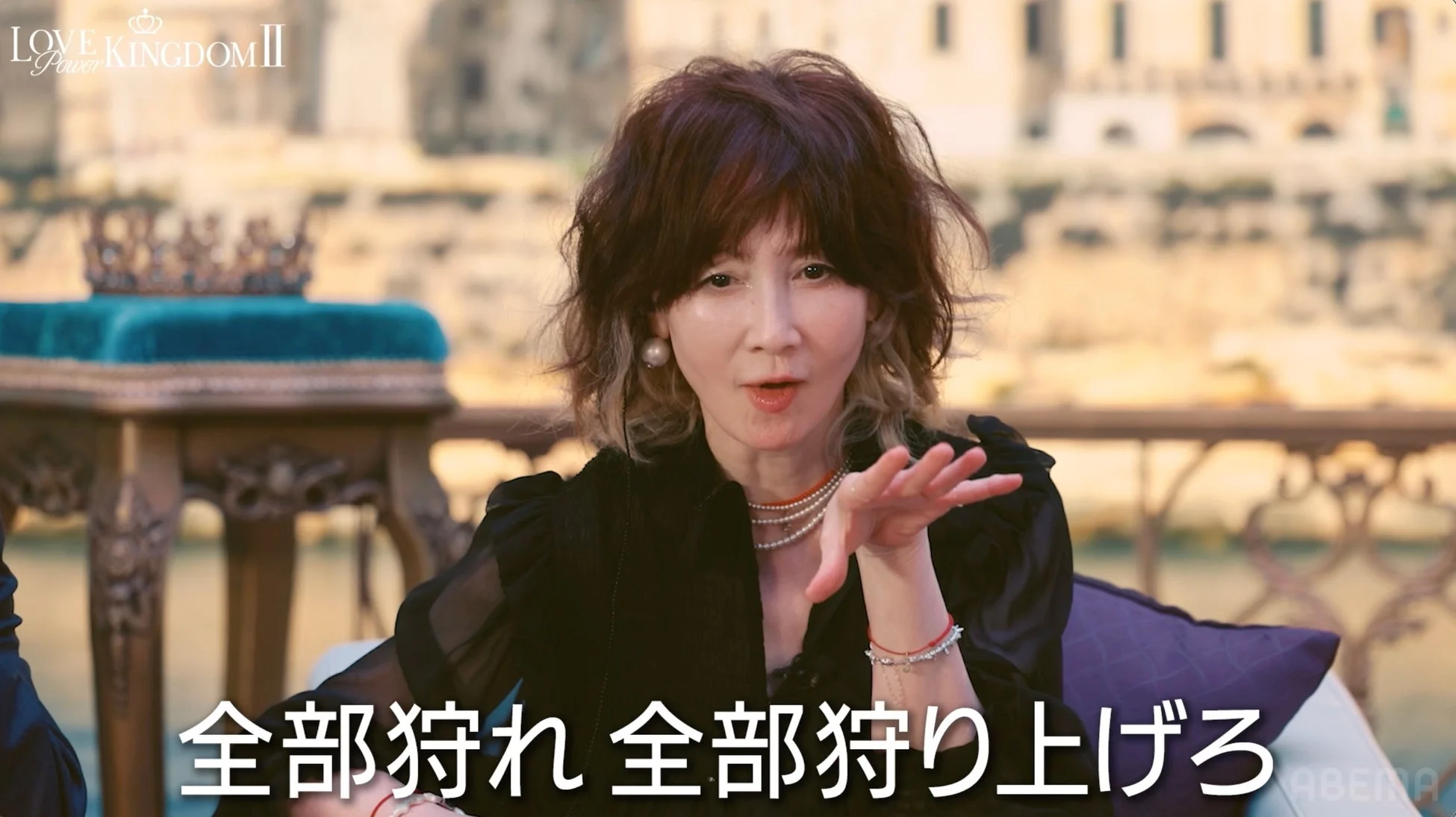 女性が熱弁を振るっている様子