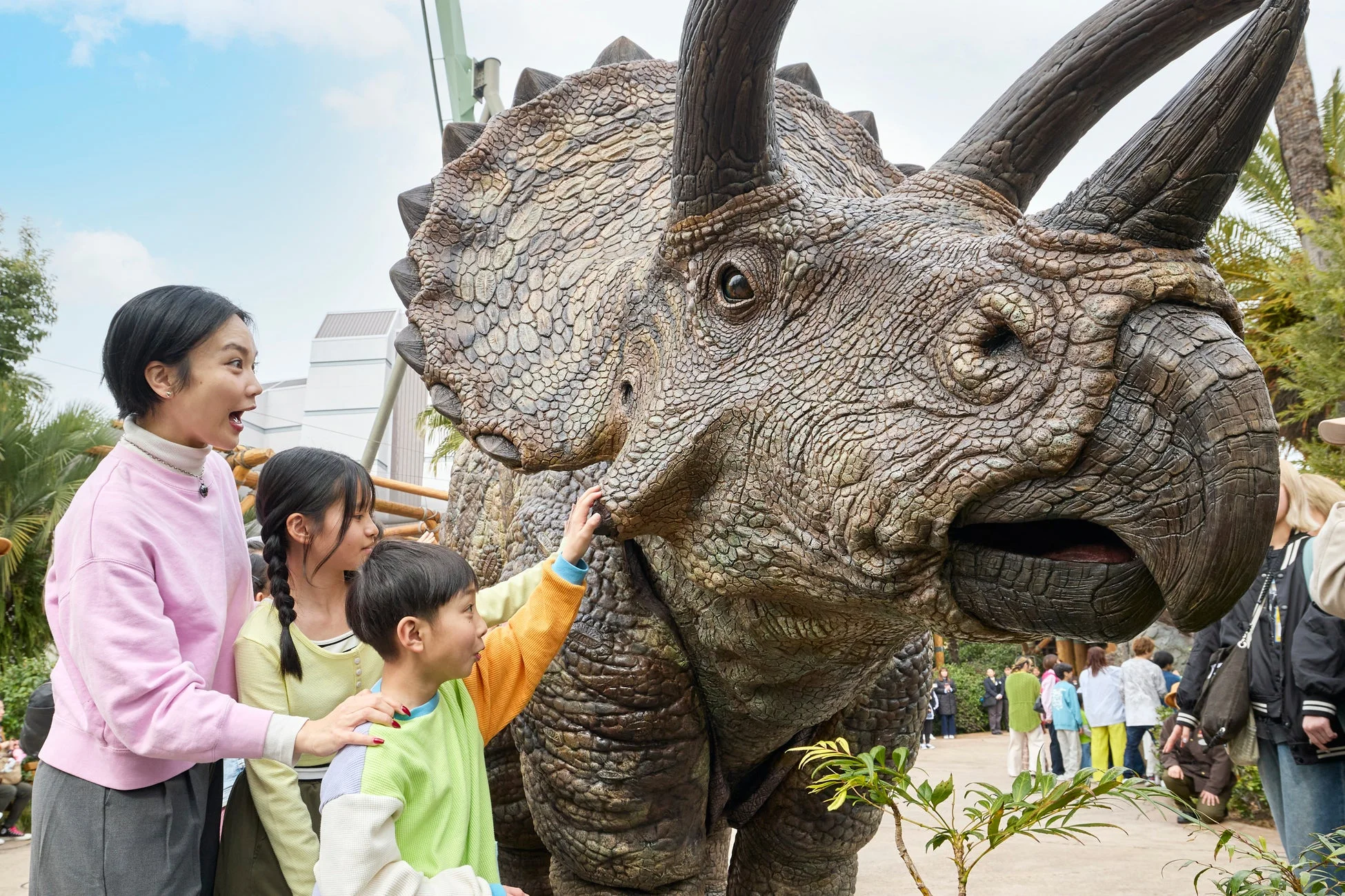 恐竜と触れ合うゲスト