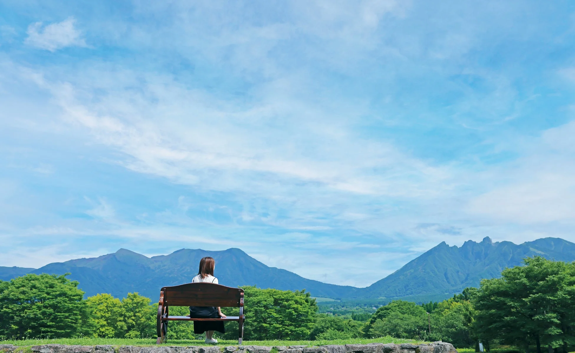 山と女性の後ろ姿