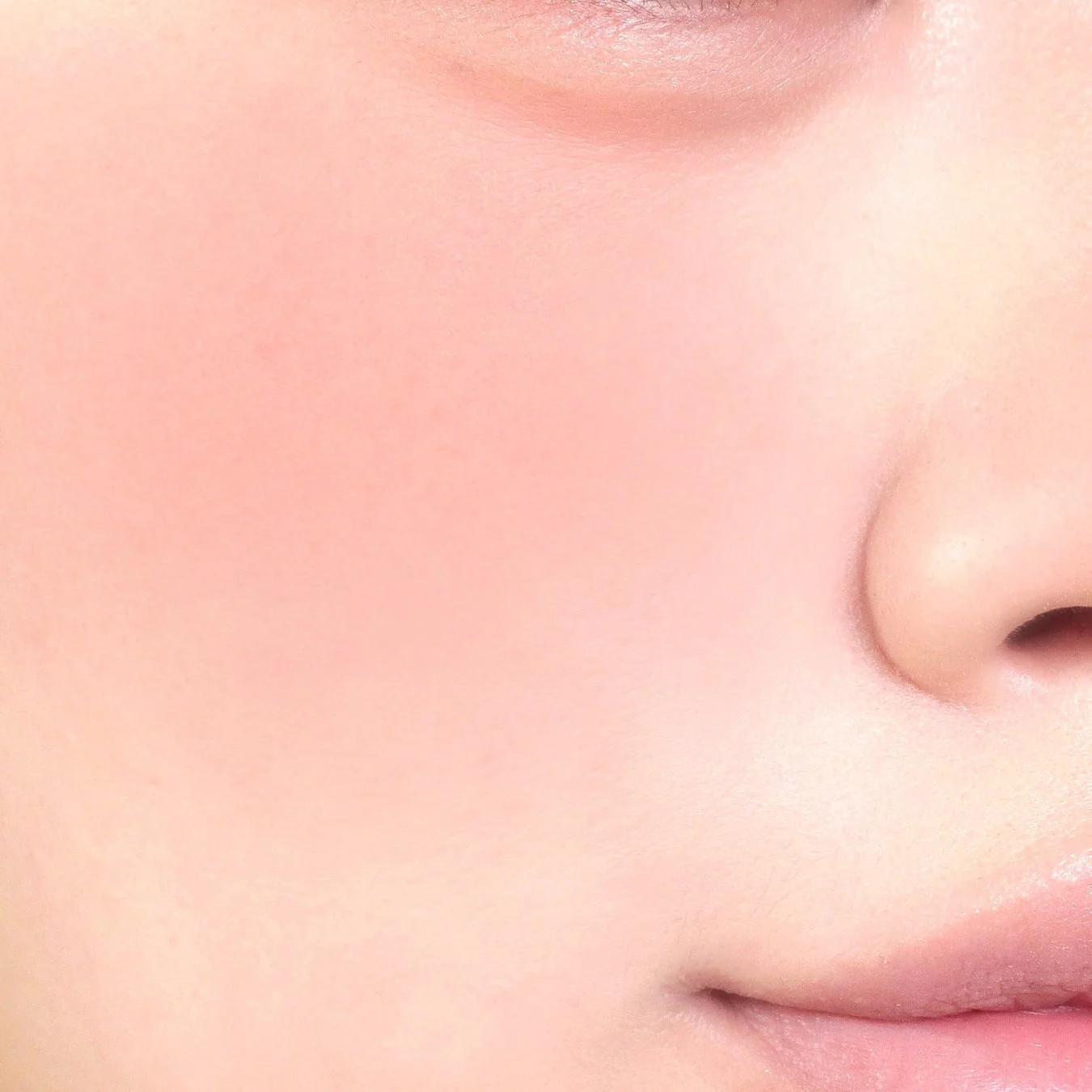 バニラカラーのチークのクローズアップ