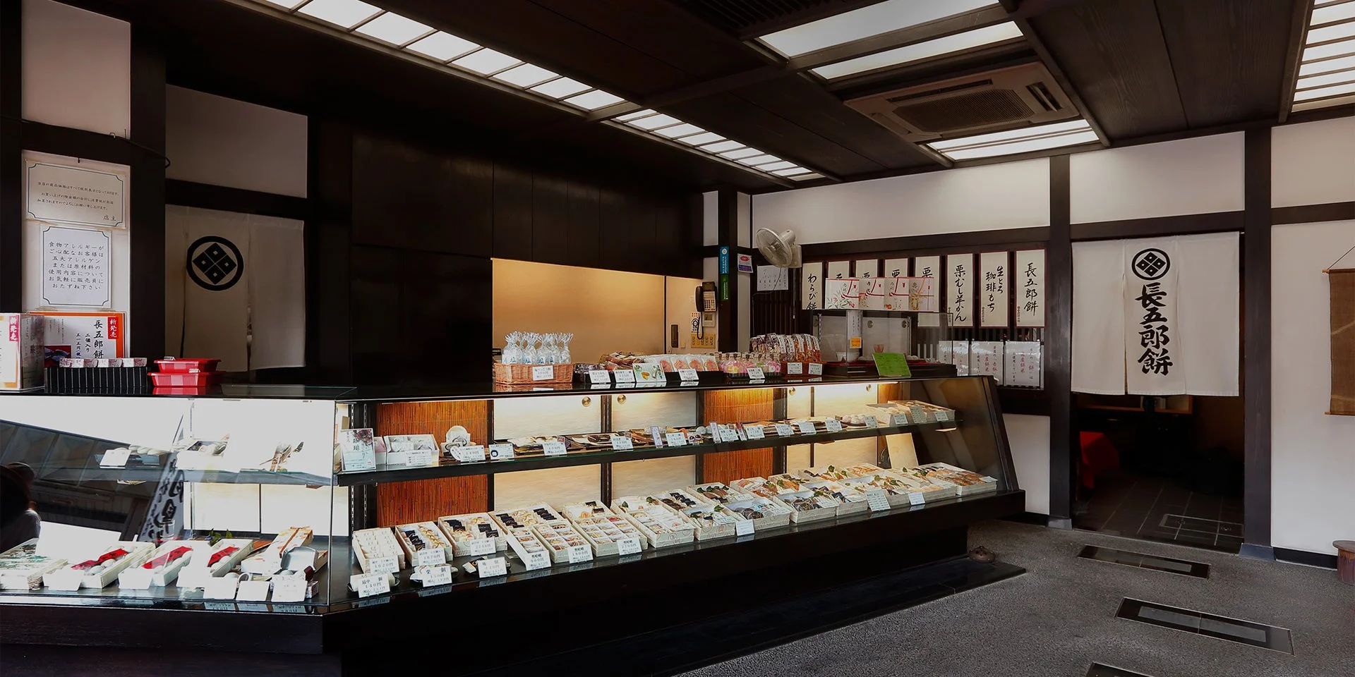伝統的な和菓子屋の店内風景