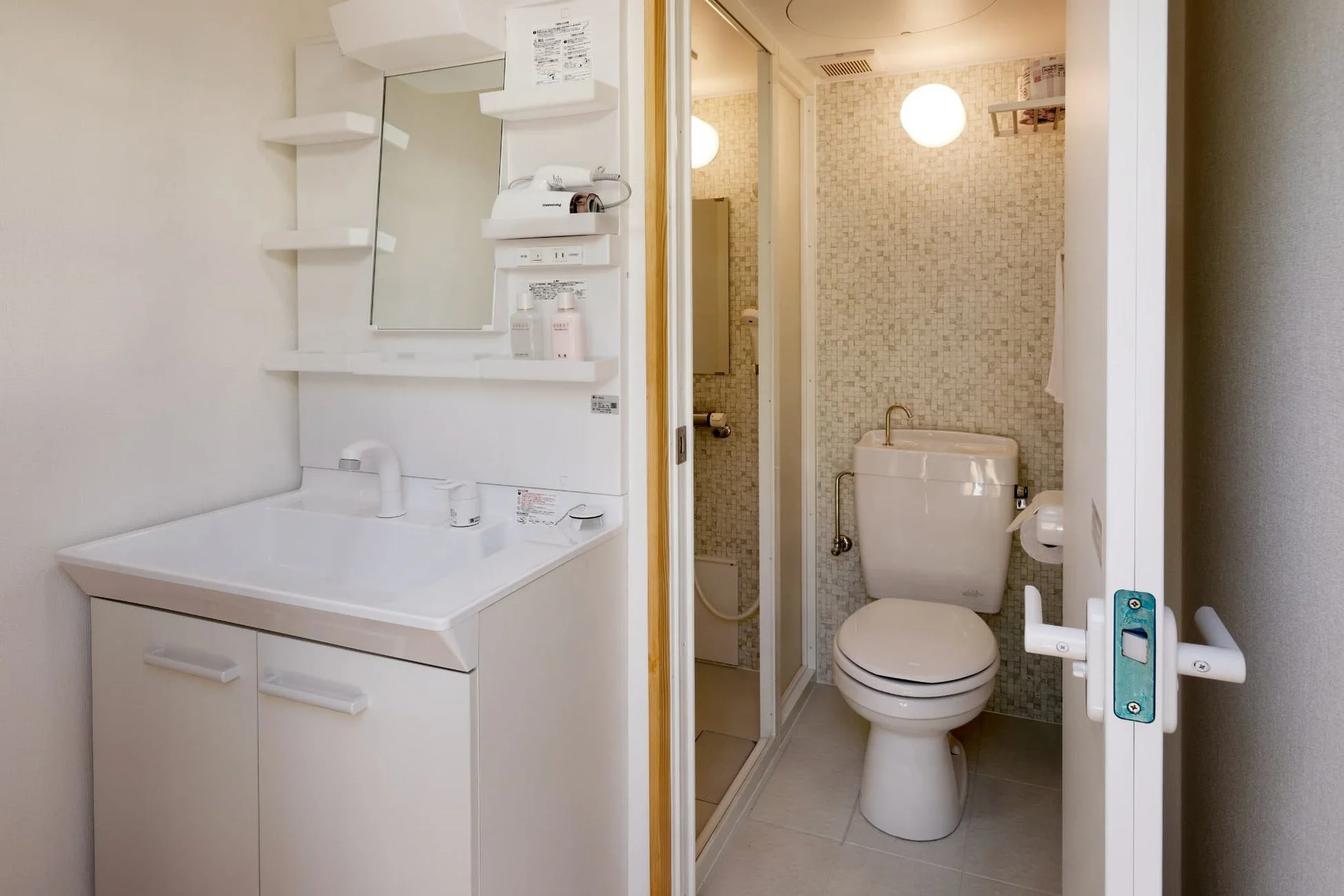 清潔感のある白い洗面所