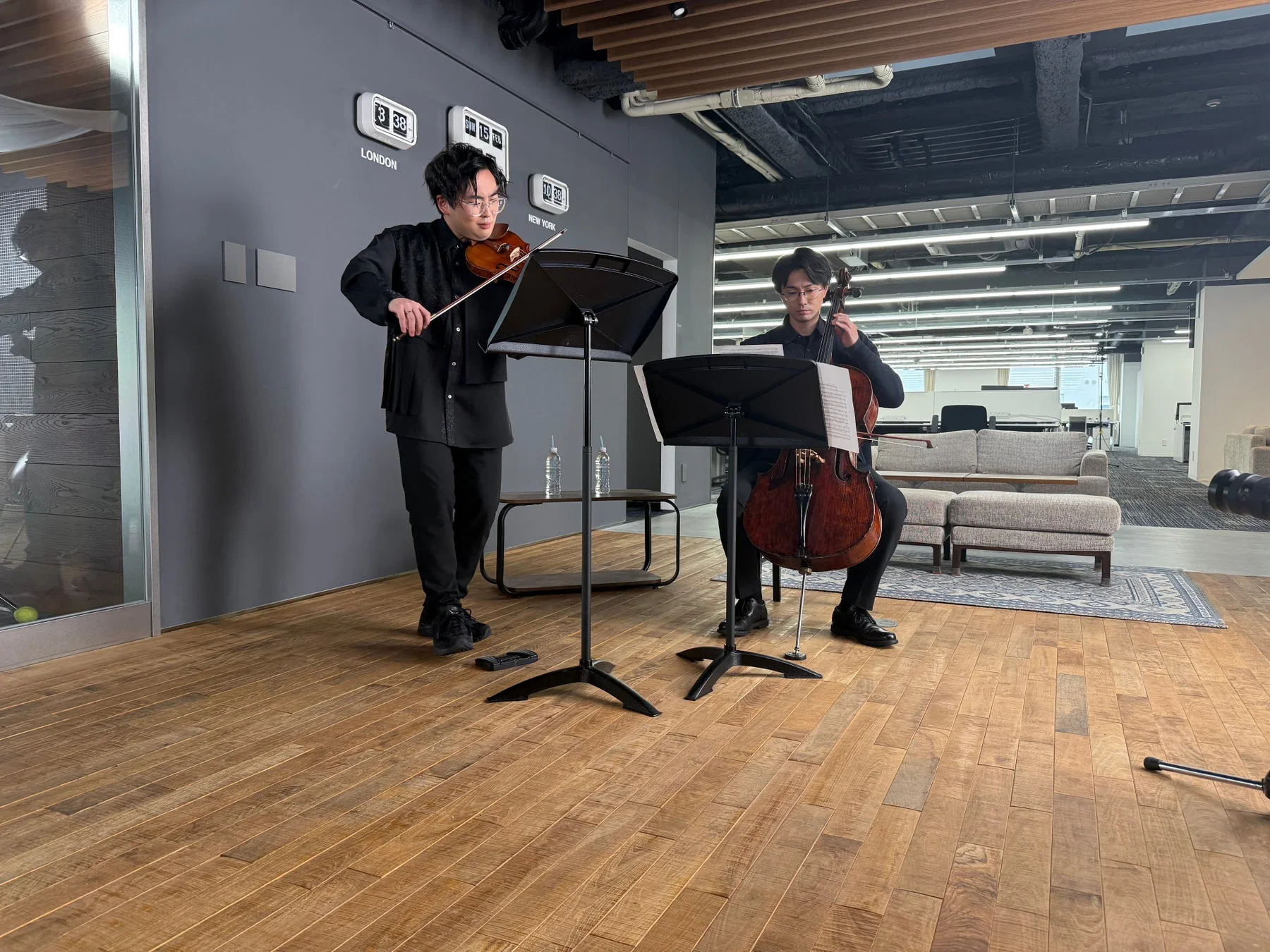 ヴァイオリンとチェロを演奏する二人のミュージシャン