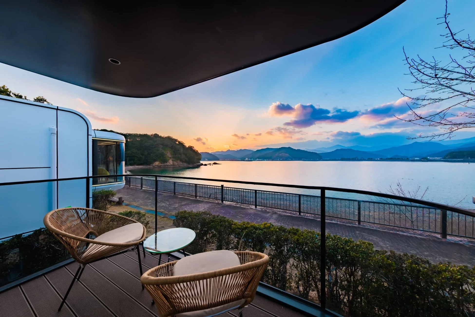 モダンなバルコニーから美しい夕焼けの海を望む景色