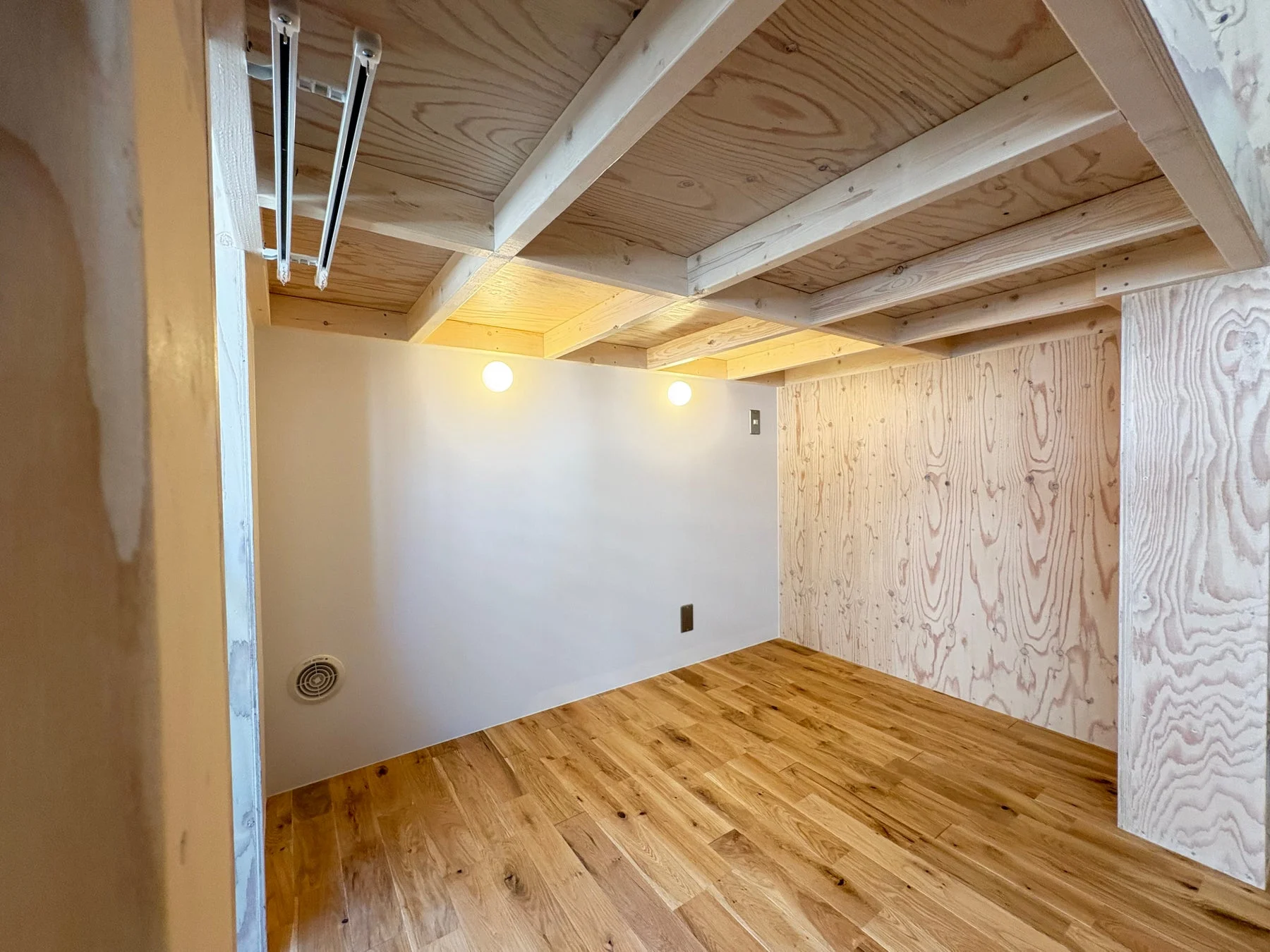 木材と合板を多用したロフトのような空間