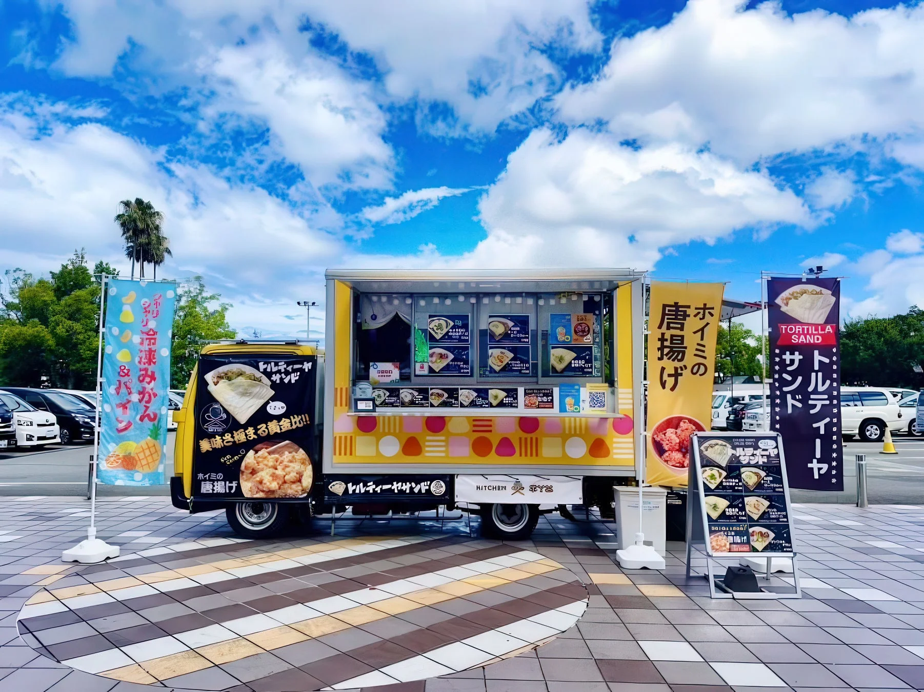 青空の下に並ぶカラフルなフードトラック